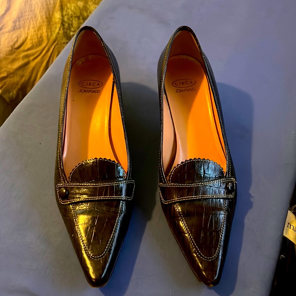 Joan and David Circa 8.5 brown alligator styles leather pumps, kitten heel.